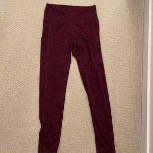 Burgundy leggings with side pockets.